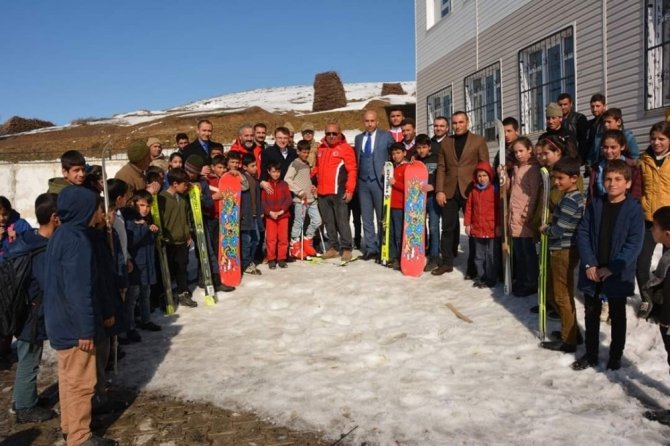Öğrencilere kayak malzemesi dağıtımı