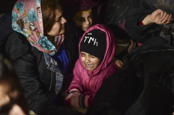 Mültecilerin botlarla Yunanistan’a geçişleri sürüyor