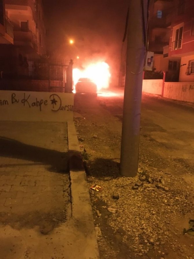 Tarsus’ta park halindeki araç yandı