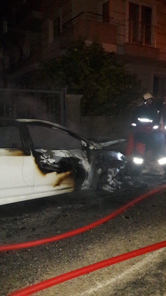 Tarsus’ta park halindeki araç yandı