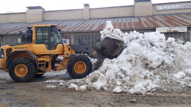 Hakkari sanayisi kar dağlarından temizleniyor