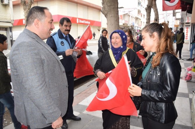 Viranşehir’de şehitler için bayrak dağıtıldı