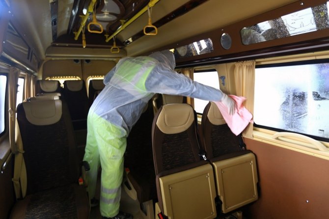 Büyükşehir özel toplu taşıma araçlarını dezenfekte ediyor