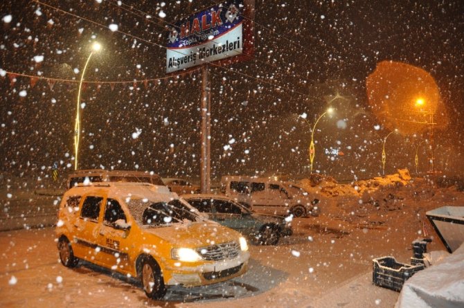 Yüksekova’da kar yağışı etkili oluyor