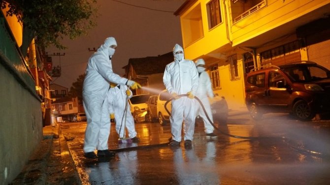 İzmit ekipleri, Kozluk Mahallesi sokaklarını dezenfekte etti