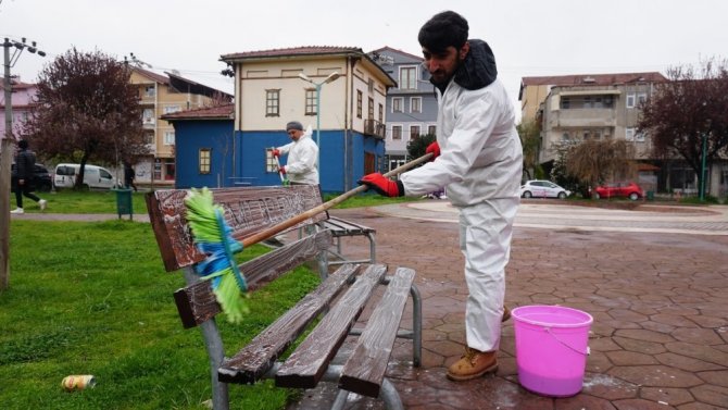 İzmit Belediyesi’nden Bekirdere ve Yenişehir’deki parklarda dezenfekte çalışması