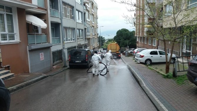 İzmit ekipleri, Kozluk Mahallesi sokaklarını dezenfekte etti
