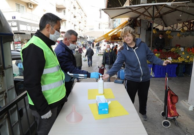 Gaziemir’in pazar yerlerinde korona virüsü seferberliği