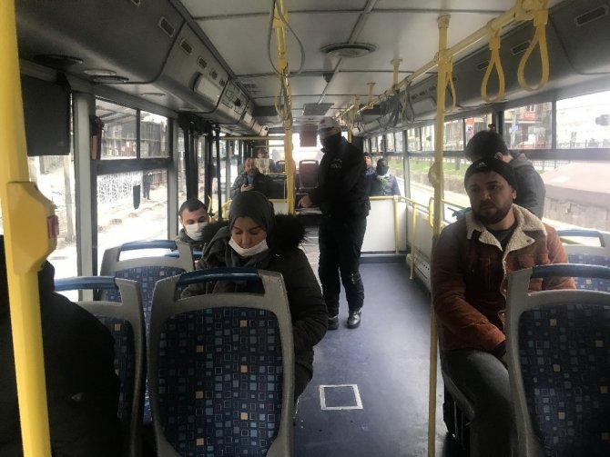 İstanbul’da trafik polisleri halk otobüslerini denetledi