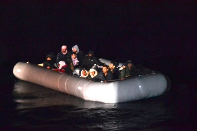 Lastik botta sürüklenen 24 sığınmacı kurtarıldı