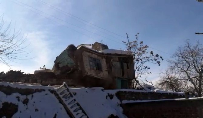 Doğanyol’da hasarlı evler yıkılmaya başlandı