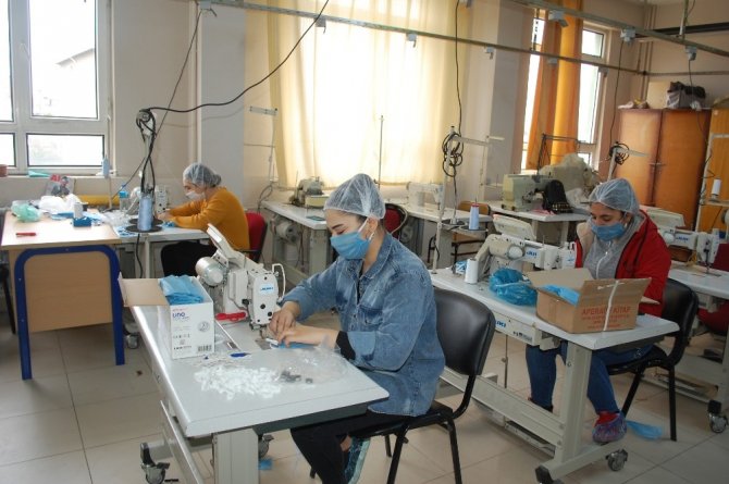 Tekirdağ’da öğretmenler maske üretiyor