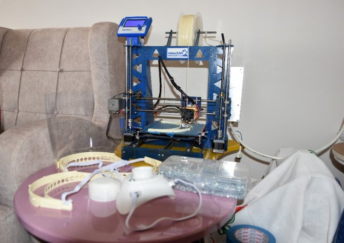 Sağlık çalışanları için 3D yazıcıyla yüz koruyucu siper üretti