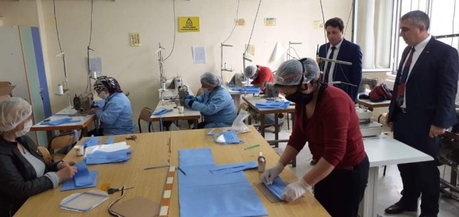 Kız Meslek Lisesi personelinden cerrahi maske üretimi