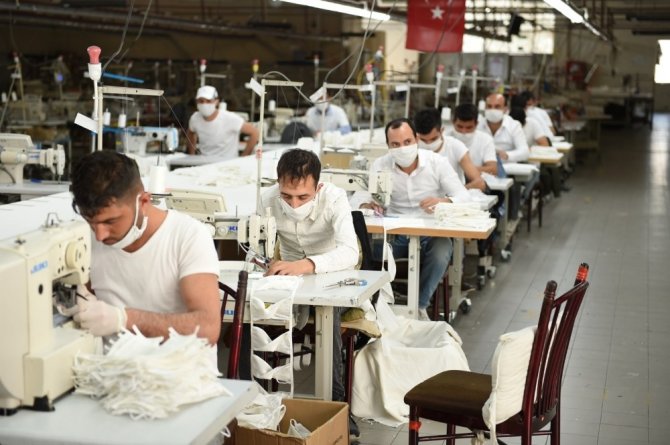 Tarsuslu tekstilci Koronavirüs için 30 bin adet ücretsiz maske üretti
