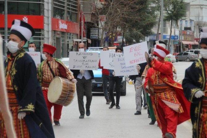 Maskeli eldivenli Mehter Takımından evde kalan vatandaşa destek