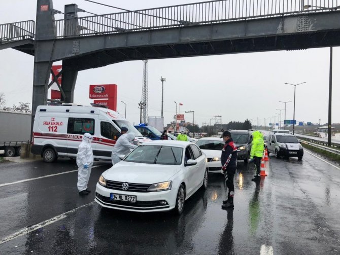 İstanbul genelinde polis ekipleri giriş ve çıkışlarda tek tek araçları denetledi