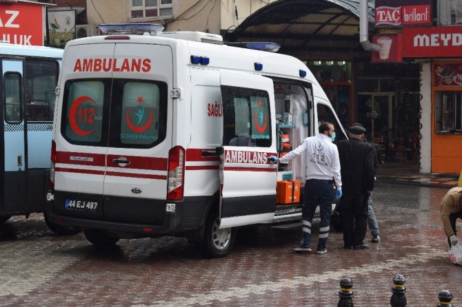 Malatya’da sokakta fenalaşan yaşlı adam ekipleri alarma geçirdi