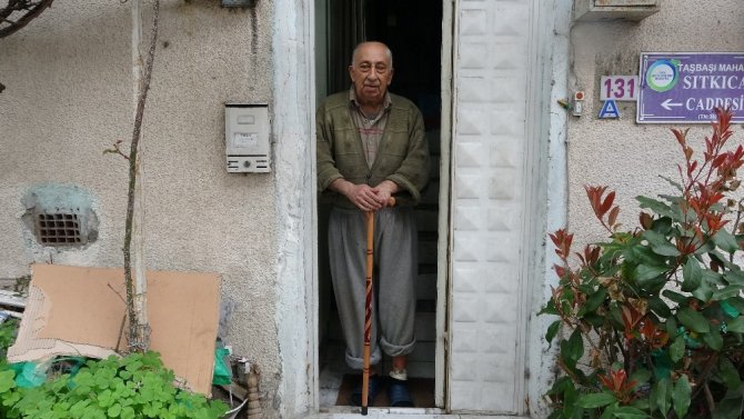Gönüllere taht kuran 77 yaşındaki Burhan amca: “Yaşlılar evde kalsın, herkesin ihtiyacı karşılanıyor”