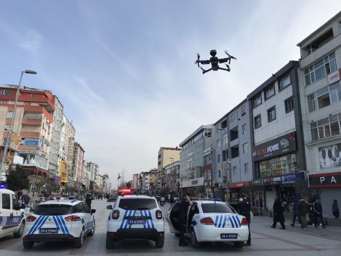 Polis, kent meydanındaki vatandaşları drone ile uyardı