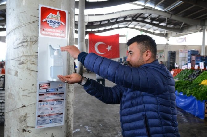 Kırşehir Belediyesi, halkın ortak kullanım alanlarına dezenfektan makinesi koydu