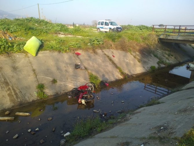 Manisa’da motosiklet kanala uçtu: 1 ölü