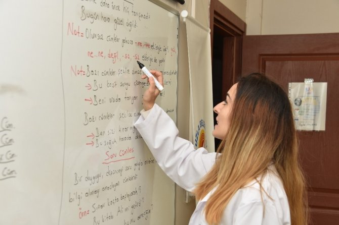 Tuzla Belediyesi’nden üniversite ve lise geçiş sınavına hazırlanan öğrencilere internet üzerinden eğitim