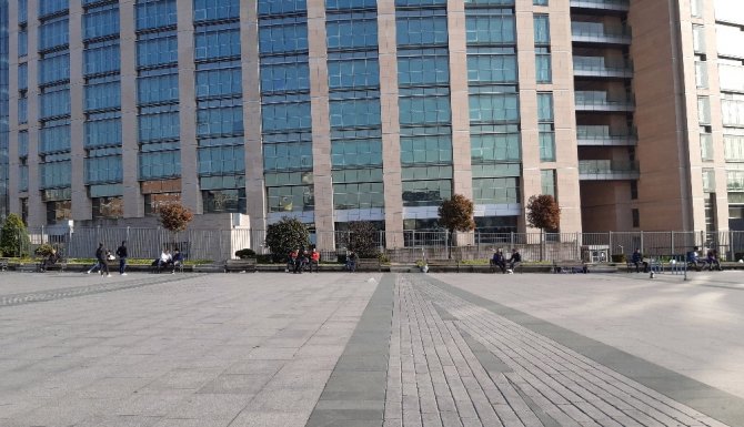 İstanbul Adliyesi önündeki banklar boş kalmadı