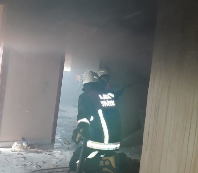 Elazığ’da metruk ev yangını