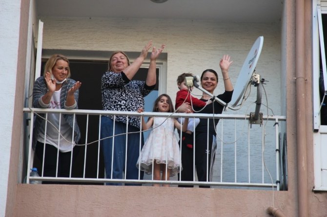 İzmir’de evden çıkamayan vatandaşlar müzik eşliğinde balkonda dans etti