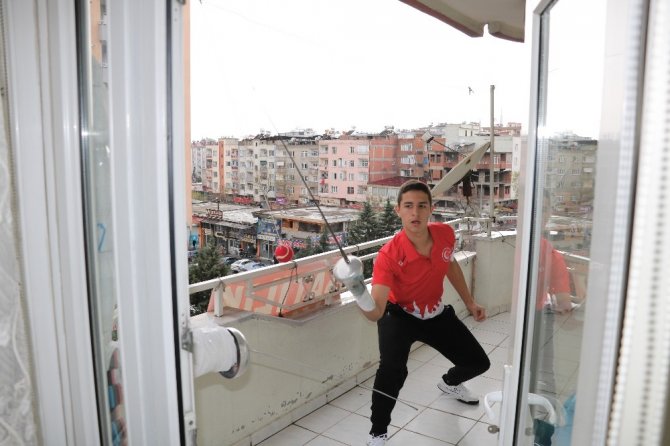 Milli eskrimci antrenmanlarını evinin balkonunda yapıyor