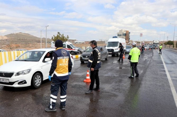 Nevşehir’de kent girişlerinde araç sürücülerinin ateşi kontrol ediliyor