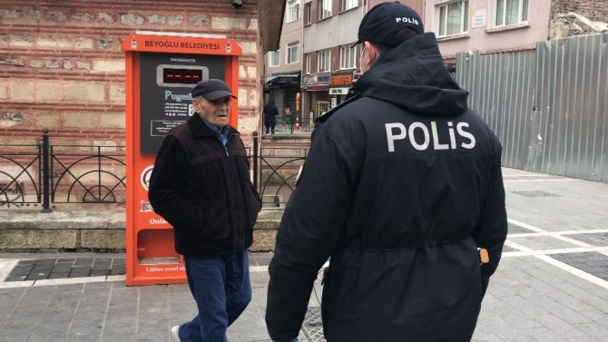 İstanbul’da sokağa çıkan yaşlıların polisi ikna çalışmaları kamerada