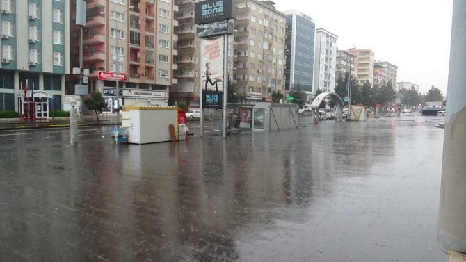 Diyarbakır’da sular altında kalan araçlar çekici yardımıyla kurtarıldı