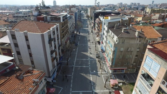 Uşak’ın en işlek caddesi bariyerlerle kapatıldı, insan yoğunluğu azaldı
