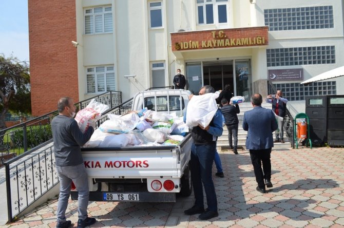 Didim AK Parti ihtiyaç sahipleri için 100 koli yardım topladı