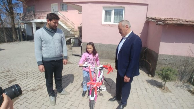 Cumhurbaşkanı Yardımcısı Oktay, Hilal Su Mert’e bisiklet hediye etti