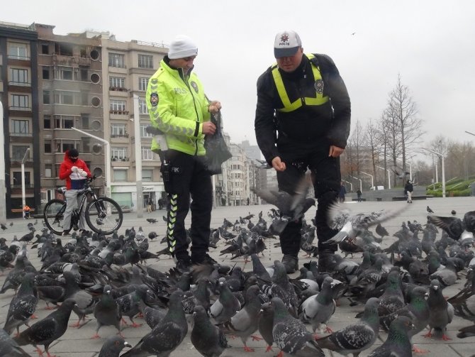 Taksim’de aç kalan güvercinleri trafik polisleri besledi