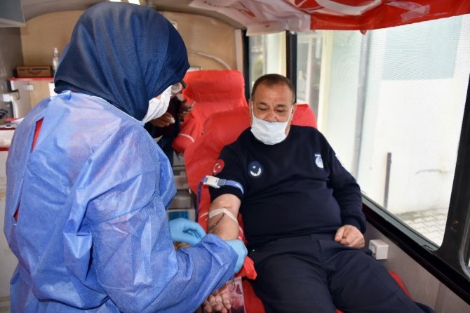 Tarsus Belediyesi personelinden Kızılaya kan bağışı