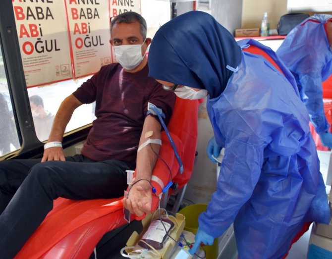 Tarsus Belediyesi personelinden Kızılaya kan bağışı