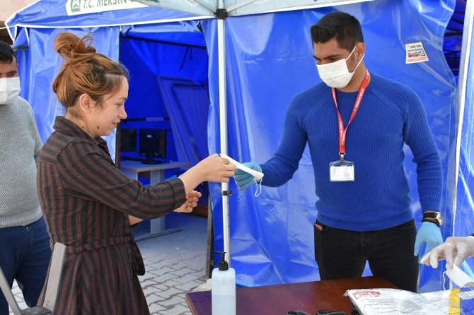 Tarsus’ta vatandaşlara maske, dezenfektan ve akıllı bileklik hizmeti