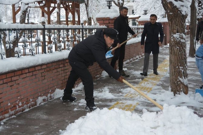 Belediye Başkanı Faruk Demir, işçilerle kar temizledi