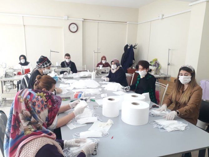 Silvan’da sağlık çalışanları için maske üretiliyor