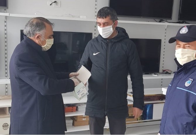 Karlıova’da esnafa maske dağıtıldı