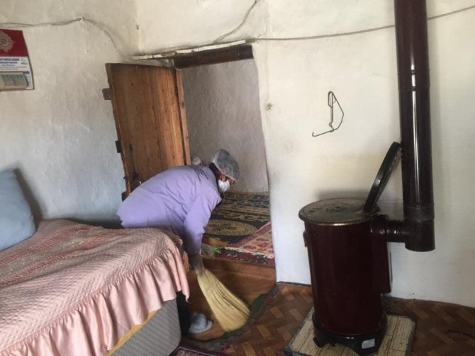 Isparta’da yaşlı vatandaşların evleri temizleniyor