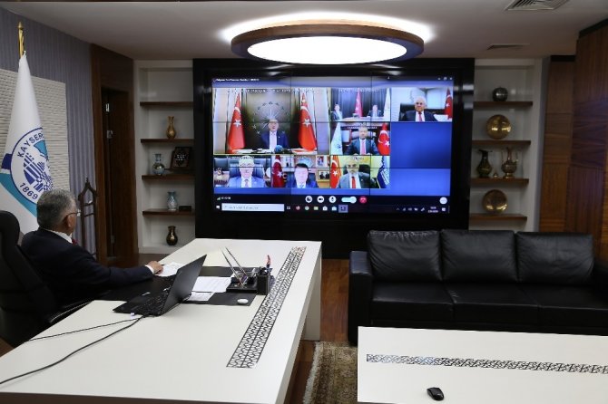 Başkan Büyükkılıç, Cumhurbaşkanı Erdoğan’ın belediye başkanları ile tele konferans sistemiyle yaptığı toplantıya katıldı