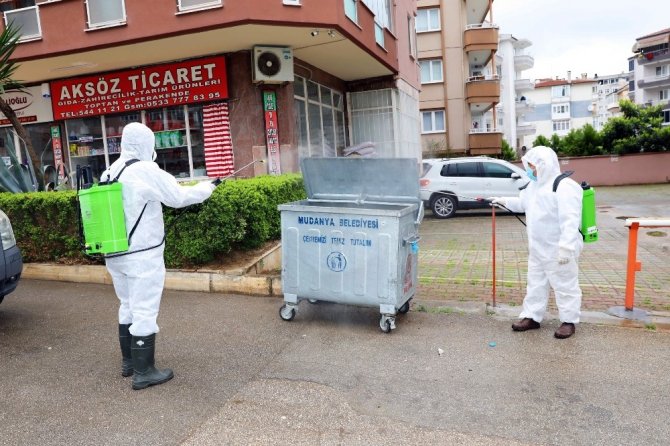 Mudanya’da çöp konteynerleri dezenfekte ediliyor