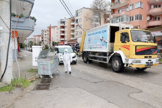 Mudanya’da çöp konteynerleri dezenfekte ediliyor