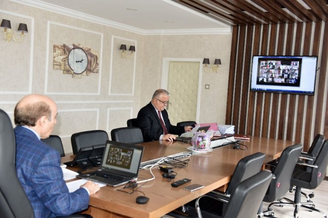 DÜ’de senato toplantısı video konferans yöntemiyle yapıldı
