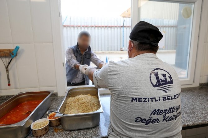 Mezitli Belediyesi evden çıkamayana yemek dağıtıyor